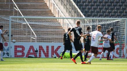 Der zappelt der Ball im Netz. Patrik Twardzik trifft immerhin historisch wertvoll für den BFC.
