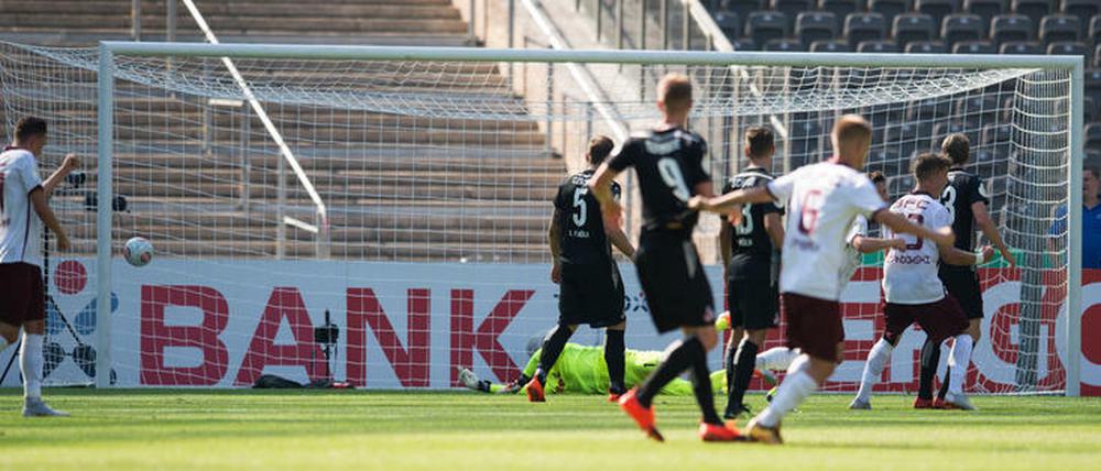 Der zappelt der Ball im Netz. Patrik Twardzik trifft immerhin historisch wertvoll für den BFC.