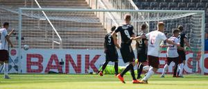 Der zappelt der Ball im Netz. Patrik Twardzik trifft immerhin historisch wertvoll für den BFC.