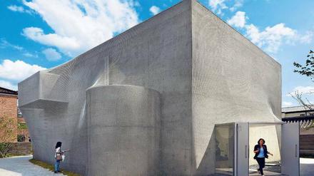 Glanzstück. Die Kukje Galerie wird von einem Stahlgewebe überzogen, eine Idee des New Yorker Architekturbüros SO–IL.