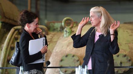 Ruhrtriennale-Intendantin Stefanie Carp (l) und NRW-Kulturministerin Isabel Pfeiffer-Poensgen bei der Podiumsdiskussion zur Freiheit der Künste am Samstag in der Turbinenhalle. 