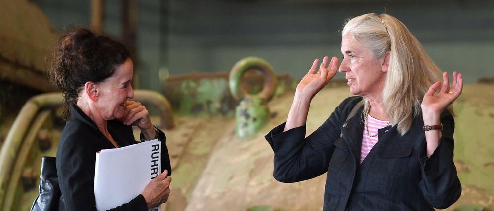 Ruhrtriennale-Intendantin Stefanie Carp (l) und NRW-Kulturministerin Isabel Pfeiffer-Poensgen bei der Podiumsdiskussion zur Freiheit der Künste am Samstag in der Turbinenhalle. 