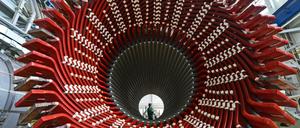 Mitarbeiterin in einem Generatorenwerk von Siemens.