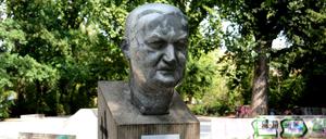 Die Bildhauerin Ute Hoffritz hat die Böckler-Büste nach dem Bronze-Original gefertigt, das 2011 gestohlen wurde.   