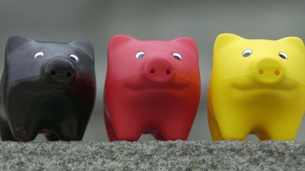 Niedrigzins und Inflation: Die Sparschweine der Deutschen werden leichter.