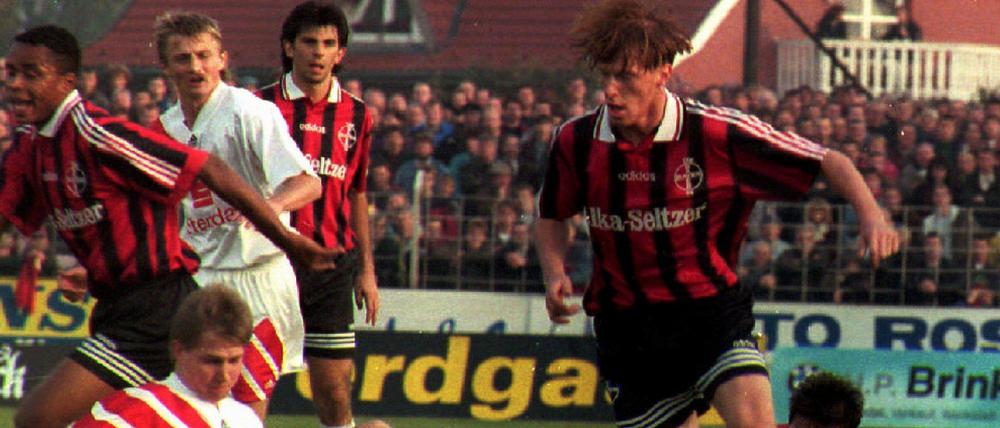 Andreas Neuendorf (dunkles Trikot, r.) gewann 1995 mit Leverkusen erst im Elfmeterschießen im Stendaler Stadion am Hölzchen.