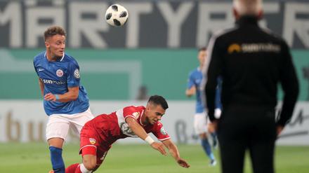 Früh gestolpert. Der Stuttgarter Erik Thommy wird vom Rostocker Mirnes Pepic ausgebremst.