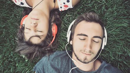 Einmal runterladen, dann mobil nutzen, Podcasts sind On-demand-Hörformate. Die meisten sind kostenlos auf iTunes, Spotify, Stitcher oder Soundcloud verfügbar.