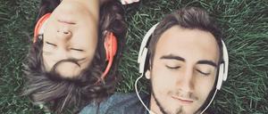 Einmal runterladen, dann mobil nutzen, Podcasts sind On-demand-Hörformate. Die meisten sind kostenlos auf iTunes, Spotify, Stitcher oder Soundcloud verfügbar.