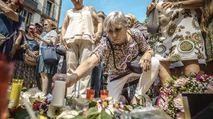 Trauernde brachten Blumen und Kerzen an den Ort des Anschlags.