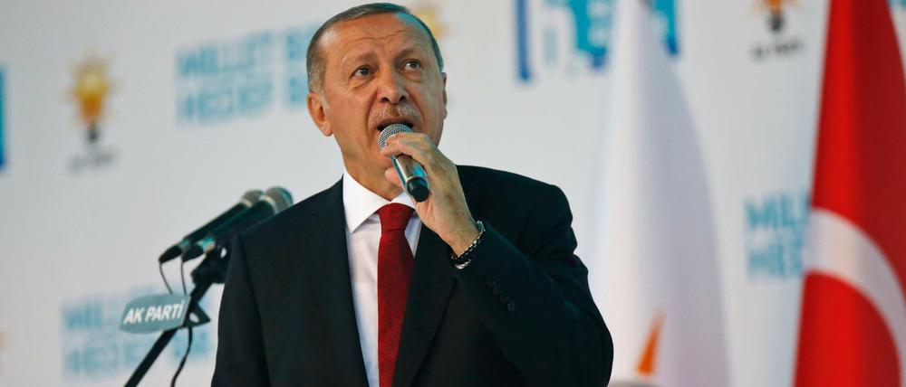 Recep Tayyip Erdogan, Staatspräsident der Türkei, hält eine Rede beim Kongress seiner Partei (AKP).