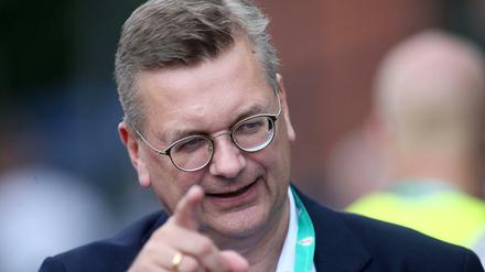 Da geht's lang. DFB-Präsident Grindel gibt die Richtung auf dem Weg aus der Krise vor.