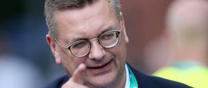 Da geht's lang. DFB-Präsident Grindel gibt die Richtung auf dem Weg aus der Krise vor.