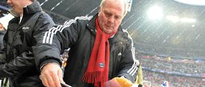 Gekonnt. Ob Uli Hoeneß am Samstag auch Drochtersens Präsident am Bratwurst-Stand beehrt?