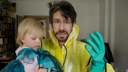 Filmemacher David Sieveking mit seiner Tochter Zaria.