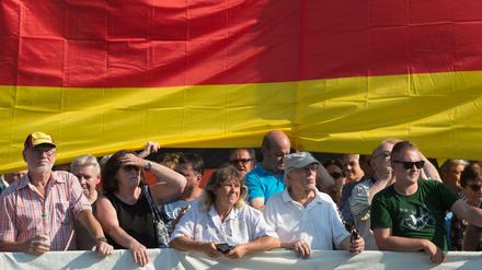 Anhänger von AfD und Pegida protestieren am Donnerstag gegen den Merkel-Besuch in Dresden. 
