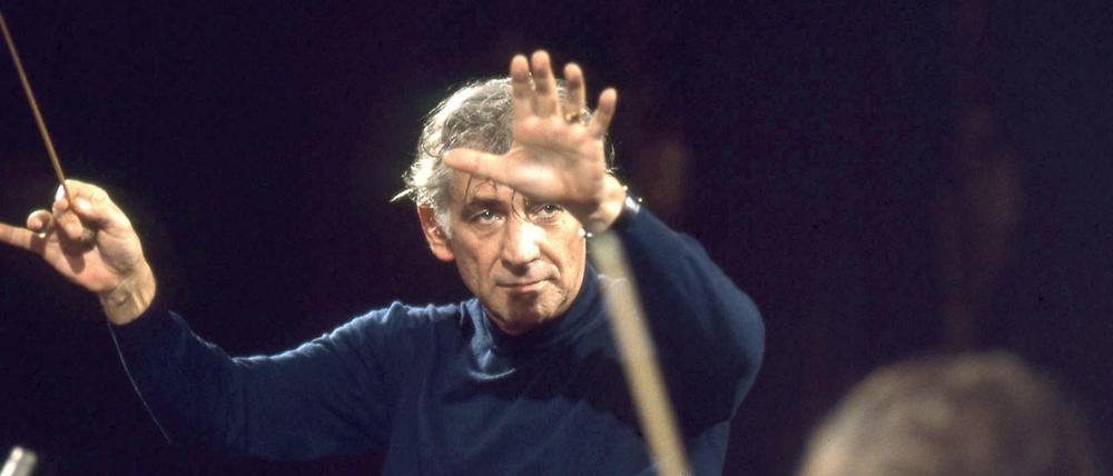 Dirigent, Pianist, Lehrer und Komponist. Kaum ein Musiker war so vielseitig und beliebt wie Leonard Bernstein.