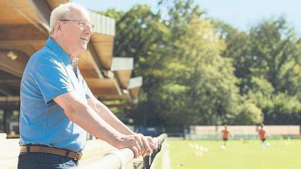 Hans Weber, 81, hat mit Fertighäusern viel Geld verdient und ist seit 1959 an der Spitze des SV Linx. Am Samstag trifft er im DFB-Pokal auf Bundesligist 1. FC Nürnberg. 