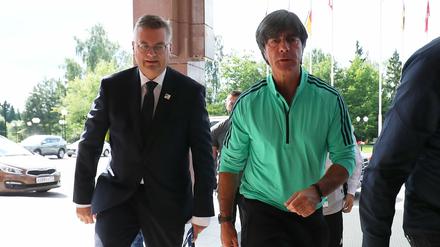 Da war die DFB-Welt noch in Ordnung. DFB-Präsident Reinhard Grindel (l.) und Bundestrainer Joachim Löw auf dem Weg zu einer Pressekonferenz im WM-Quartier in Watutinki.