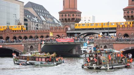 Als während der Demonstration ein Schiff mit AfD-Anhängern vorbeifuhr, kam es zu Wurfattacken.