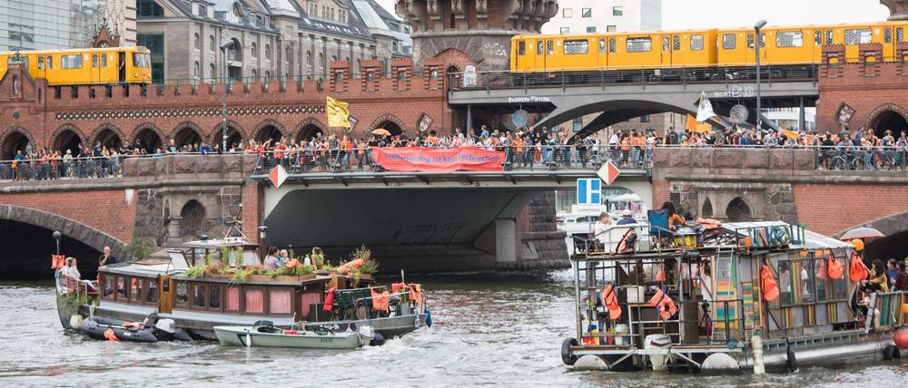 Als während der Demonstration ein Schiff mit AfD-Anhängern vorbeifuhr, kam es zu Wurfattacken.