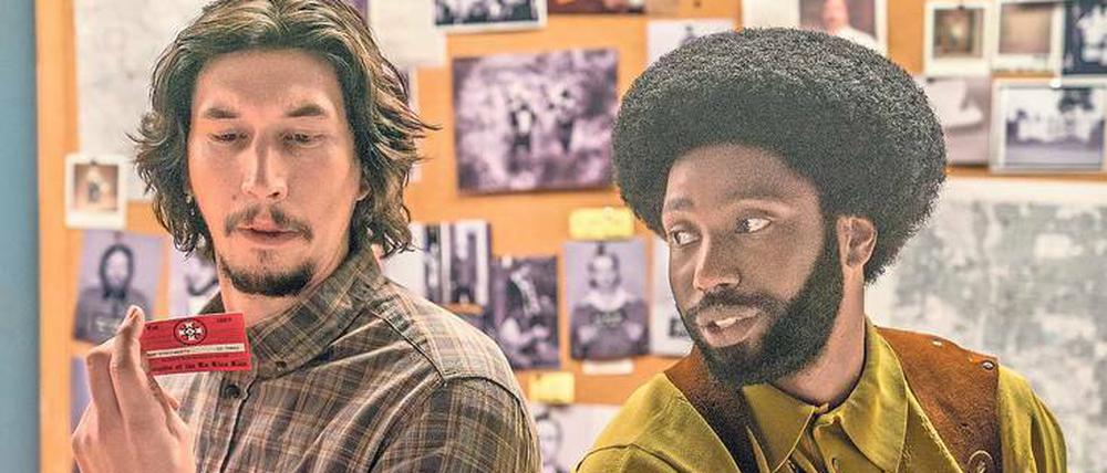 Offiziell Mitglied. Ron (John David Washington) und Flip (Adam Driver) können nicht glauben, dass ihr Trick funktioniert.