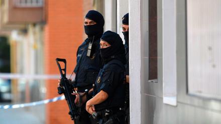 Sicherheitskräfte vor einer Polizeiwache in Cornella nahe Barcelona