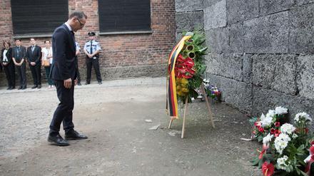 Bundesaußenminister Heiko Maas (SPD) besucht das ehemalige deutsche Konzentrationslager Auschwitz und legt einen Kranz an der Todeswand nieder. 