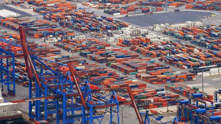 Container werden am auf dem Container Terminal Burchardkai (CTB) im Hafen in Hamburg umgeschlagen. 