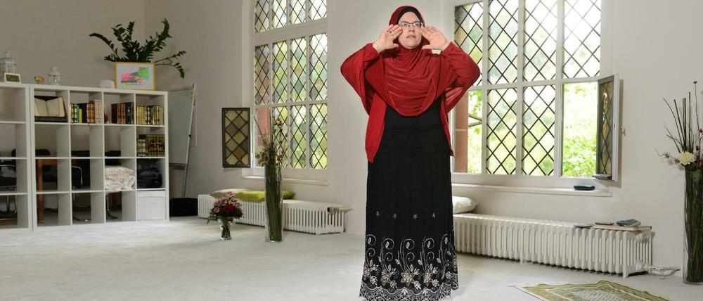 In der Ibn-Rushd-Goethe-Moschee ruft Susanne D. zum Gebet.