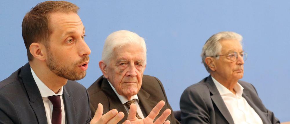 Kläger-Anwalt Nikolaos Gazeas mit den FDP-Politikern Burkhard Hirsch und Gerhart Baum (v.l.)