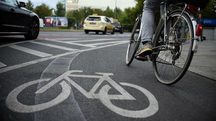 Oft müssen sich Auto- und Radfahrer die Straße teilen. Da heißt es Rücksicht nehmen. 