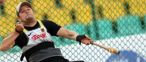 Der Deutsche Ronny Ziesmer beim Keulenweitwurf.