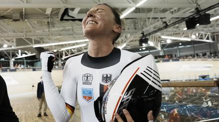 Weltmeisterschaft 2021. Lisa Brennauer feiert den Gewinn der Goldmedaille