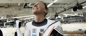 Weltmeisterschaft 2021. Lisa Brennauer feiert den Gewinn der Goldmedaille