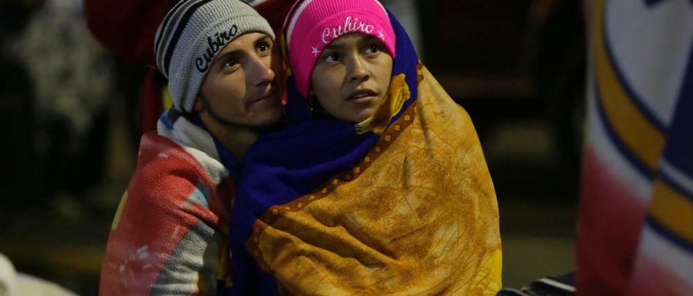 Venezuelaner warten auf die Entscheidung der Einwanderungsbehörden, ob sie ohne Pass nach Ecuador einreisen dürfen. 