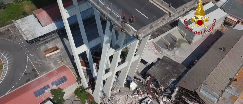 Luftaufnahme der eingestürzten Morandi-Autobahnbrücke in Genua
