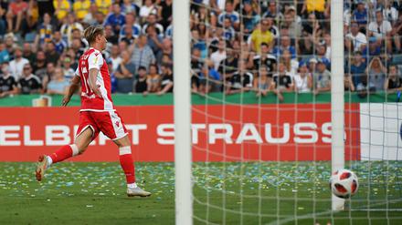 Dre ist wieder drin. Simon Hedlund hat soeben das 4:2 in Jena erzielt.