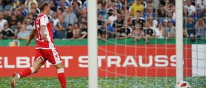 Dre ist wieder drin. Simon Hedlund hat soeben das 4:2 in Jena erzielt.