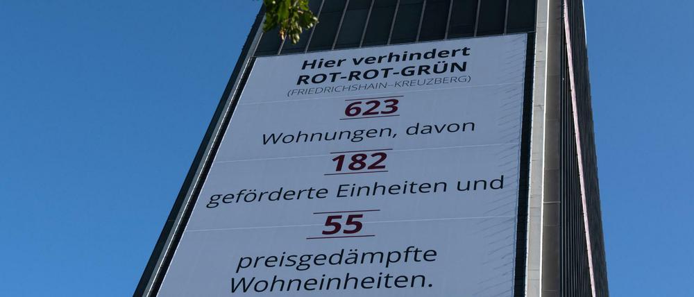 Das riesige Plakat hängt am ehemaligen Postbank-Tower in Kreuzberg.