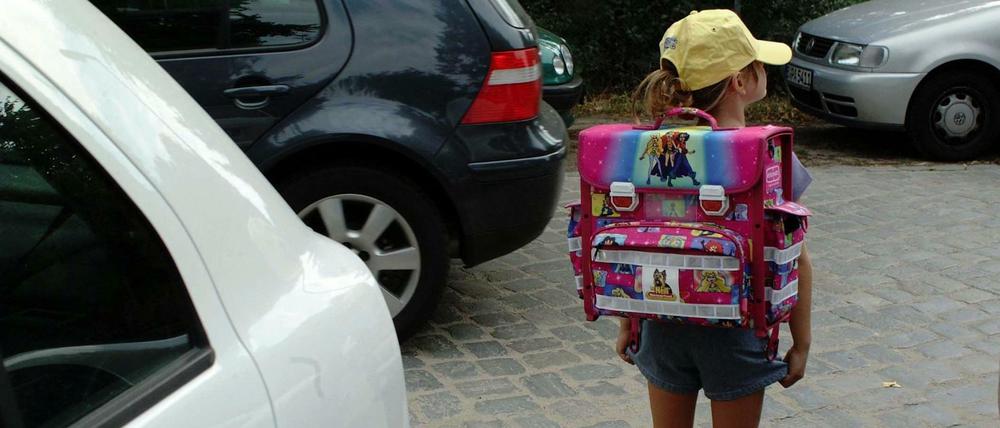 Beim Überqueren aufgepasst. Für die Kleinsten stellt der Straßenverkehr eine besondere Gefahr da.