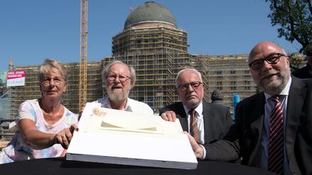 Für die Einheitswippe: Sabine Bergmann- Pohl (v.l.), Wolfgang Thierse, Lothar de Maizière und Günter Nooke.