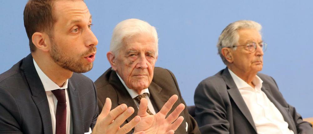 Die FDP-Granden Burkhard Hirsch (m) und Gerhart Baum (r) und der Verfahrensbevollmächtigter Nikolaos Gazeas (l) in der Bundespressekonferenz.