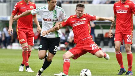 Neue Teamkollegen. Robert Zulj, 2017 noch in Diensten von Greuther Fürth, hält Unions Michael Parensen fest.
