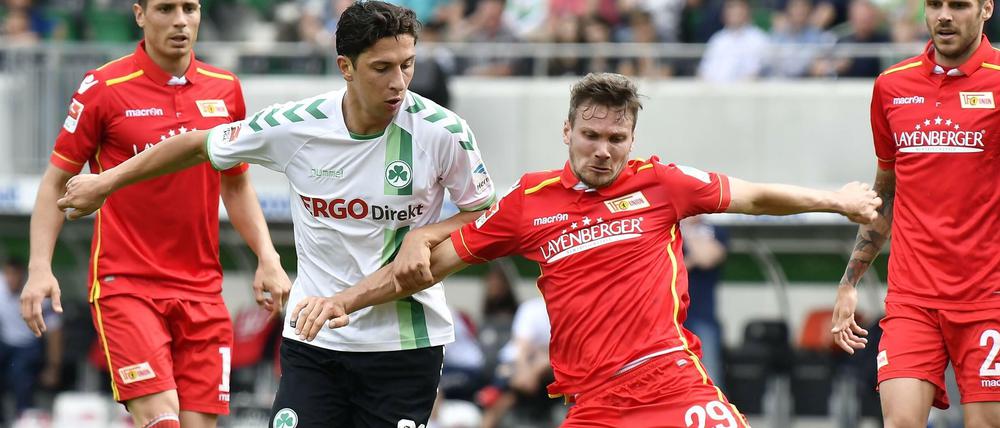 Neue Teamkollegen. Robert Zulj, 2017 noch in Diensten von Greuther Fürth, hält Unions Michael Parensen fest.