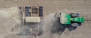 Ein Landwirt in Brandenburg drillt Rapssaat in den trocken Boden.