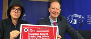 Mit Göbbels und Göring in den Wahlkampf: Martin Sonneborn (r.) und Nico Semsrott (l.) bei der Vorstellung ihres Wahlprogramms.
