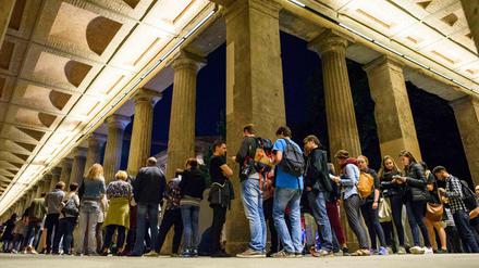 Besucher warten vor dem Neuen Museum während der Langen Nacht der Museen (Symbolbild).