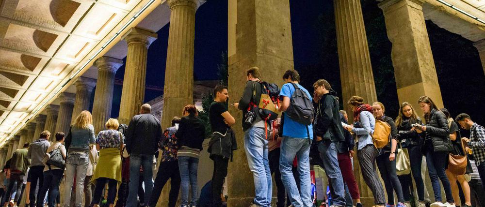 Besucher warten vor dem Neuen Museum während der Langen Nacht der Museen (Symbolbild).