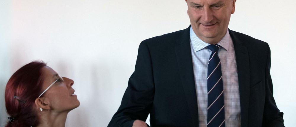 Freundlich, aber auf Distanz: Dietmar Woidke (SPD) und Diana Golze (Die Linke)